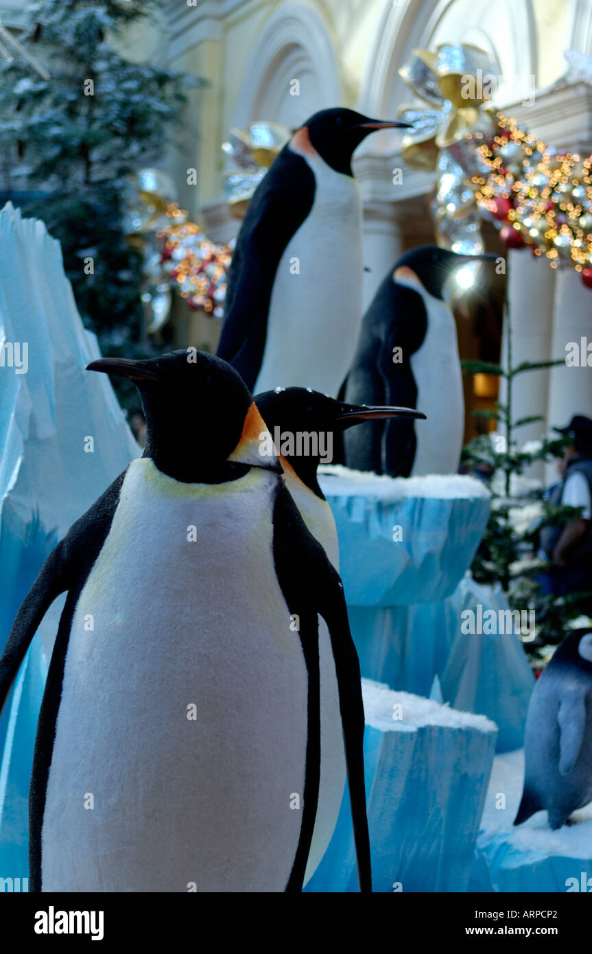 Pinguino imperatore modelli parte del display di Natale al Bellagio Hotel e Casinò di Las Vegas, Nevada Foto Stock