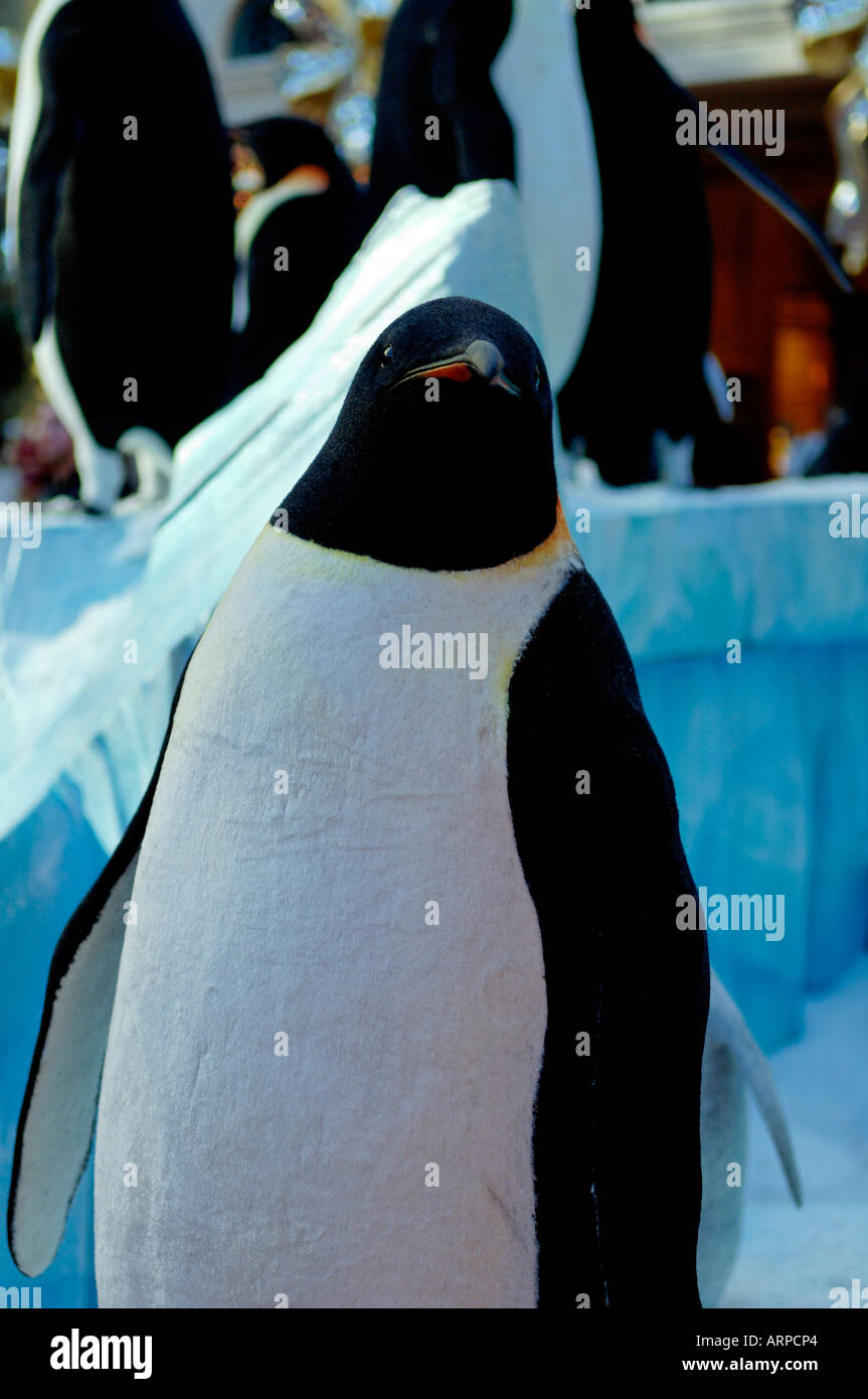 Il display di Natale al Bellagio Hotel e Casinò di Las Vegas con modello Pinguini imperatore Foto Stock