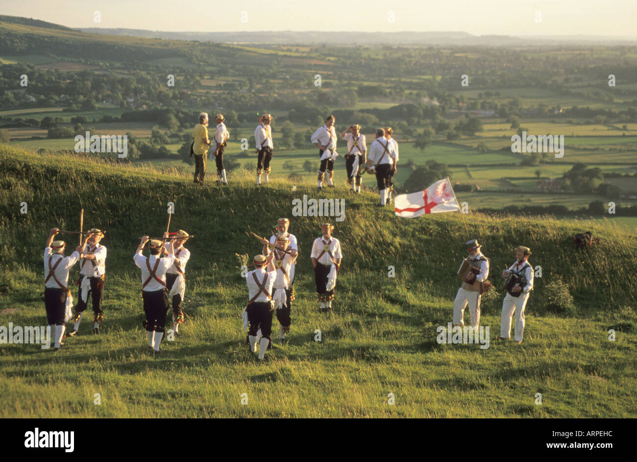 Il Wessex uomini morris ballerini, dancing in età del ferro (hillfort Hambledon Hill) a midsummer di capodanno in Dorset, Regno Unito Foto Stock