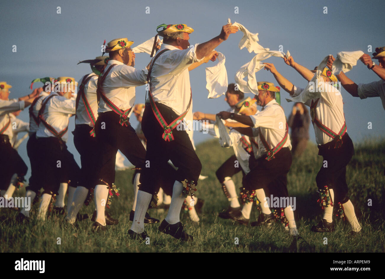 Il Wessex uomini morris ballerini, dancing in età del ferro (hillfort Hambledon Hill) a midsummer di capodanno in Dorset, Regno Unito Foto Stock