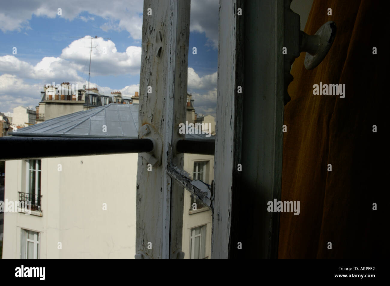 Francia Paris tipico tetto di zinco di un edificio parigino Foto Stock