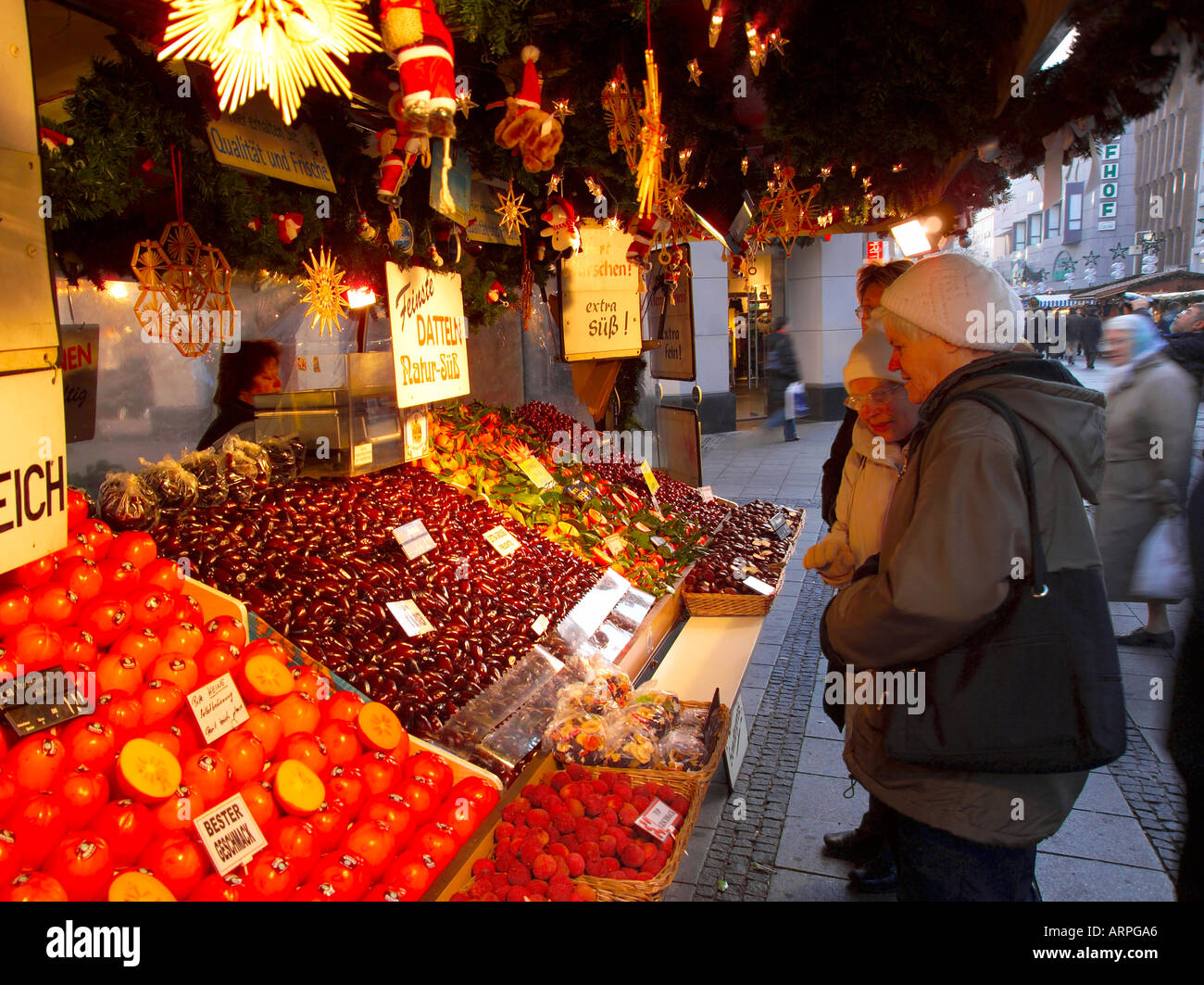 Germania Baviera Bayern Munich Kaufingerstrasse Mercatino di Natale di stallo Weihnachtsmarkt Foto Stock