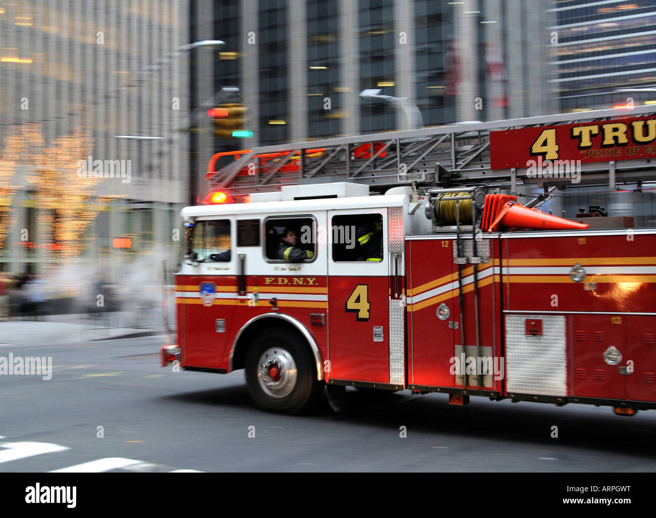 Motore Fire Fire Department città di New York in piena attività New York STATI UNITI D'AMERICA Foto Stock
