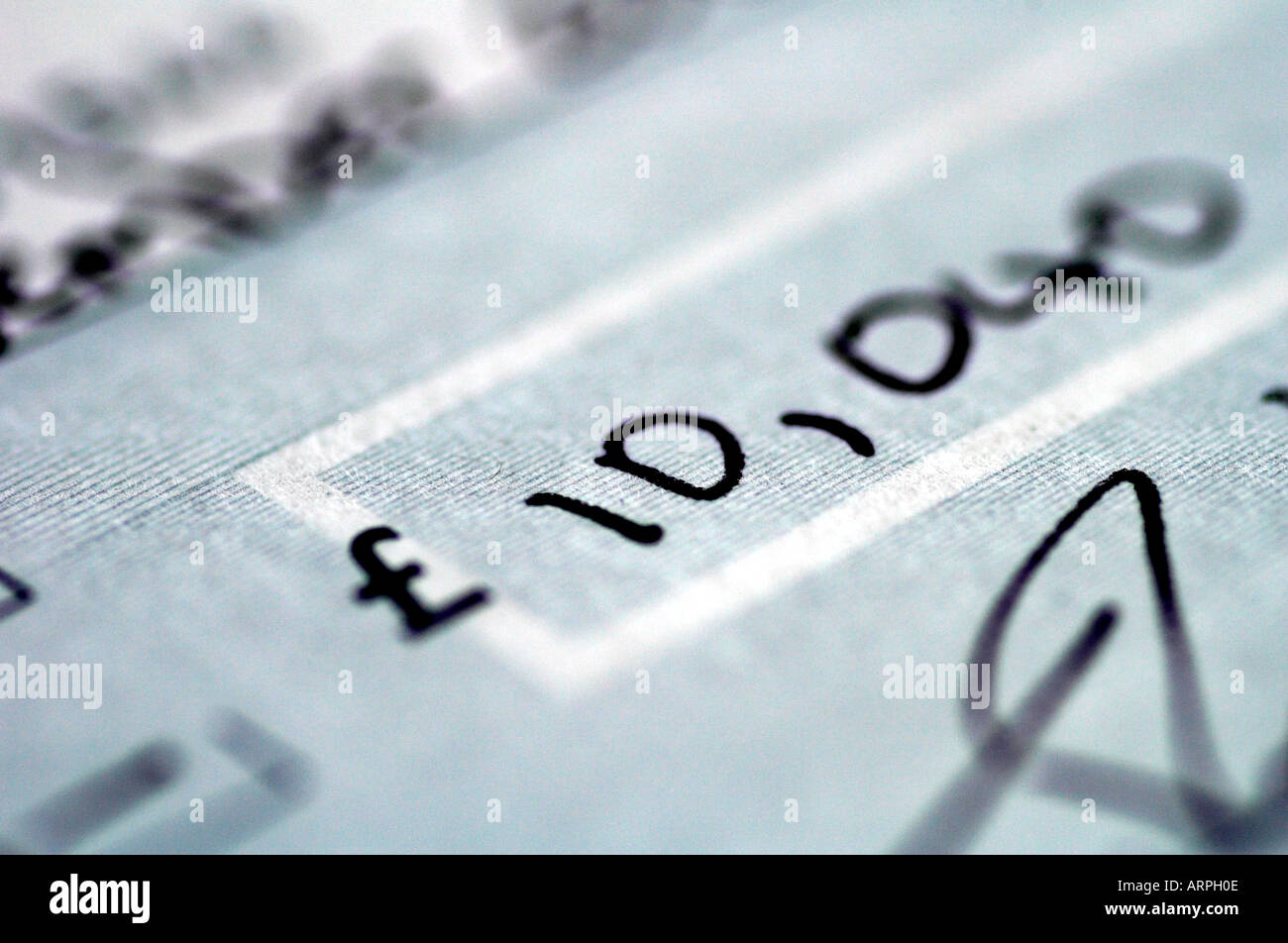 Close up dettaglio di una scritta a mano controllare o verificare la presenza di un definito valore monetario Foto Stock