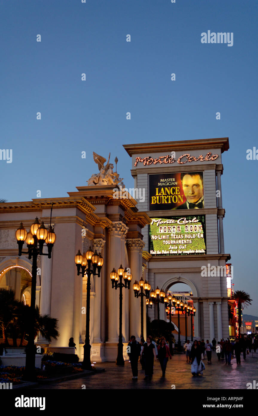 Un ritratto fotografia scattata al di fuori del Monte Carlo Hotel e Casinò di Las Vegas, Nevada di notte Foto Stock