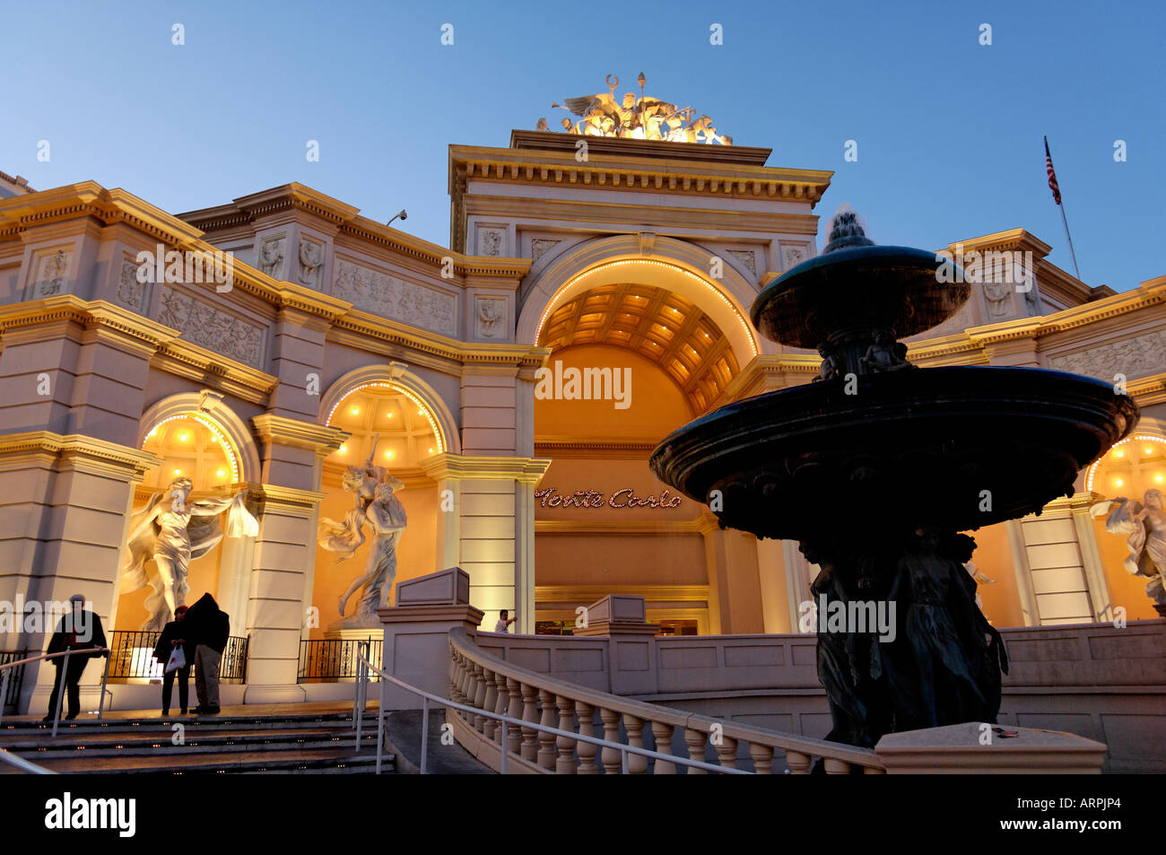 Una fotografia del paesaggio del Monte Carlo Hotel e Casinò di Las Vegas, Nevada scattata di notte Foto Stock
