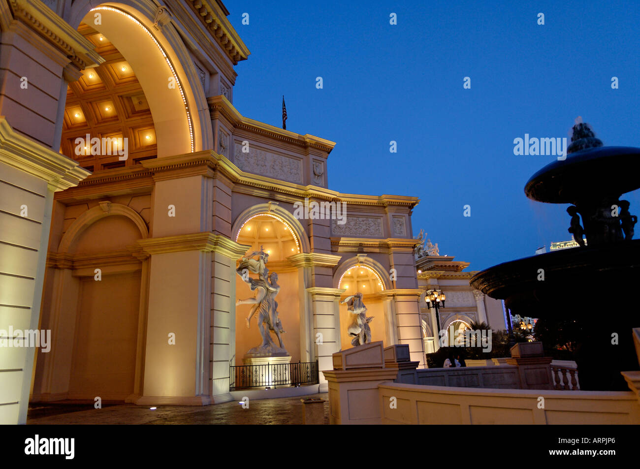 L'ingresso al Monte Carlo Hotel e Casinò di Las Vegas, Nevada illuminata di notte Foto Stock
