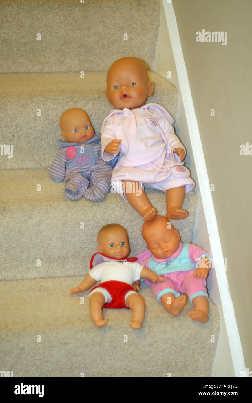 Un bambino baby dolls raccolti insieme Foto Stock