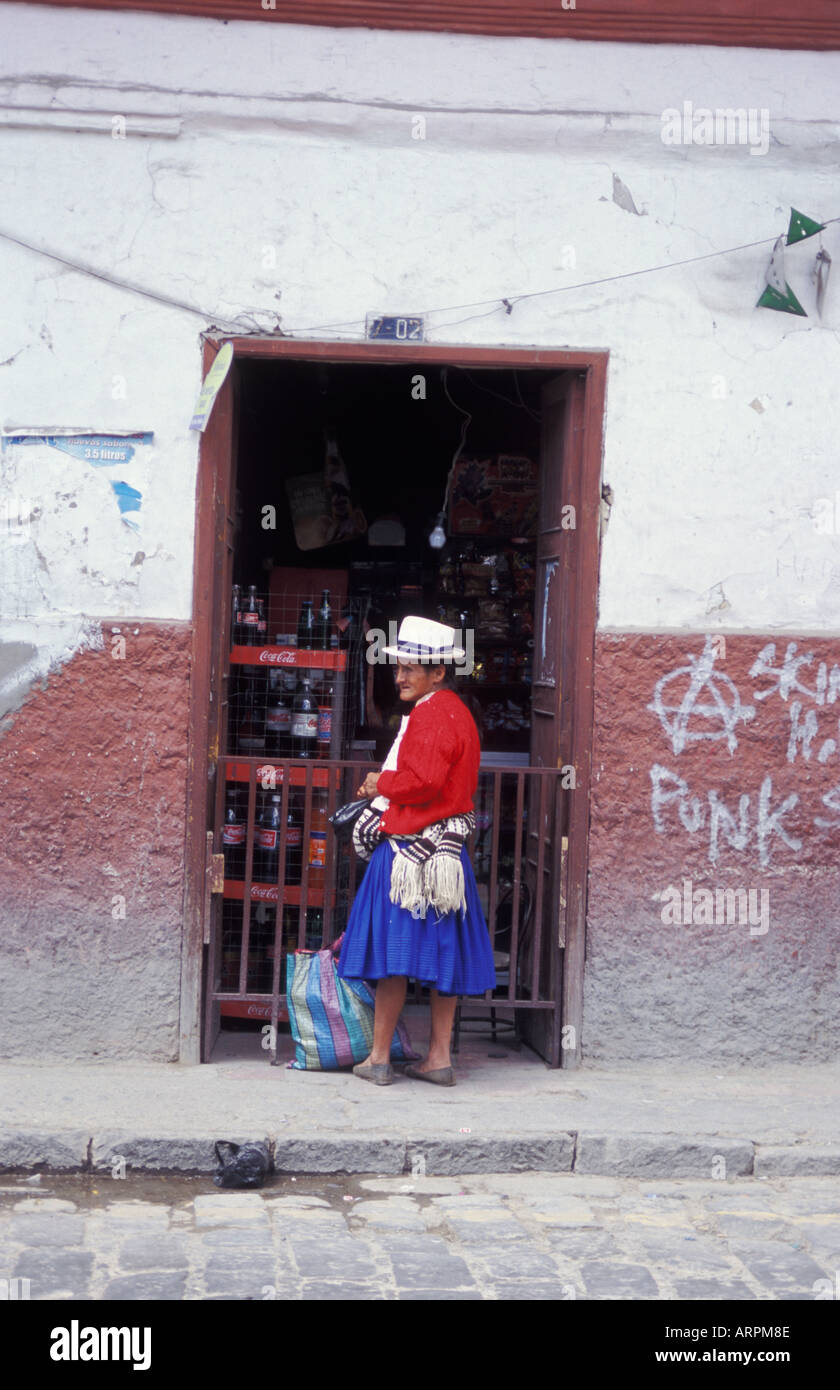Scena di strada con una donna tra la coca cola e punk nella città di Cuenca in Ecuador Foto Stock