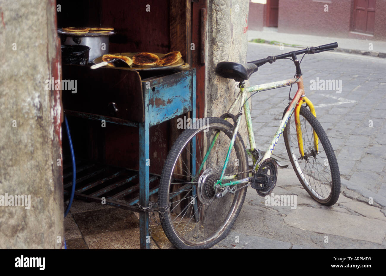 Scena di strada con la bicicletta e alimenti fritti nella città di Cuenca in Ecuador Foto Stock