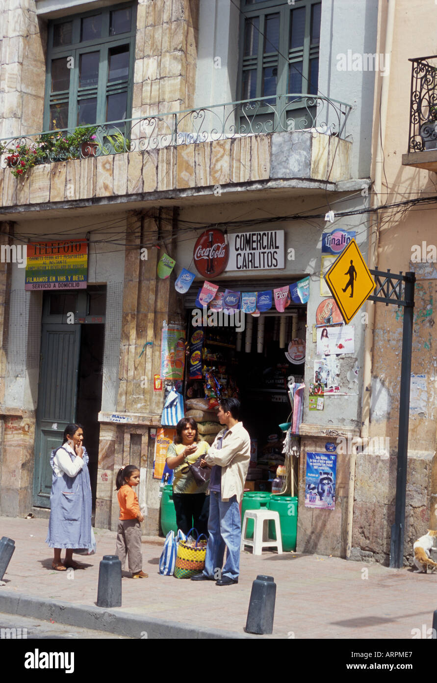 Scena di strada con la gente di fronte a un negozio nella città di Cuenca in Ecuador Foto Stock