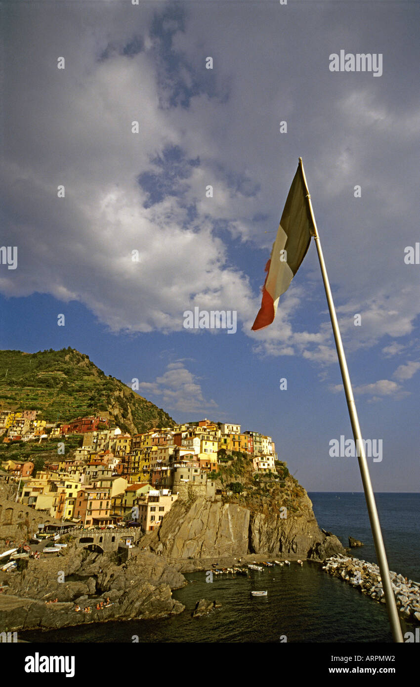 Nazionale Italiana di bandiera e il villaggio di Manarola nelle Cinque Terre Foto Stock