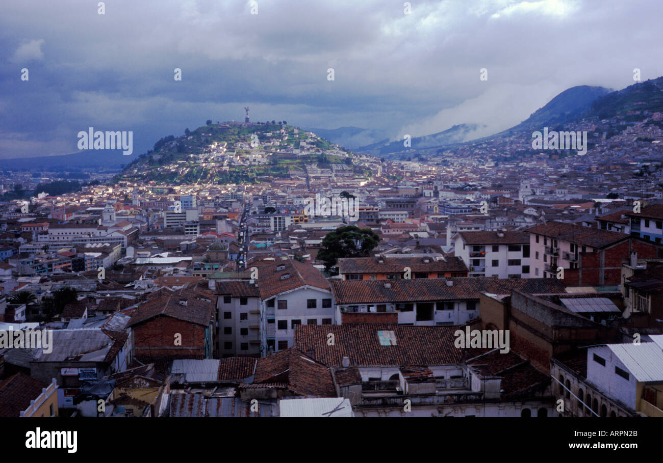 Vista di Quito con Cerro Panecillo e la statua della Virgen de Quito Foto Stock