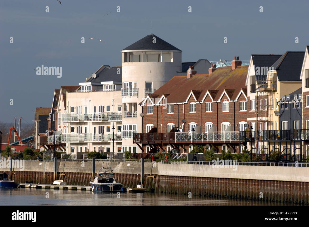Appartments lungo il fiume Arun in Littlehampton REGNO UNITO Foto Stock