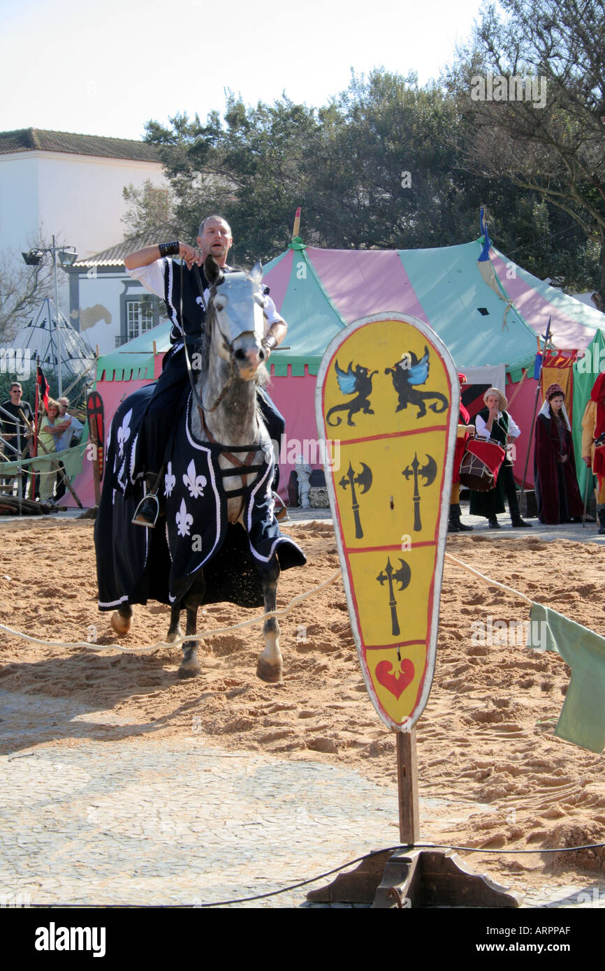 Cavallo lusitano mostra la carica del cavaliere in costume medievale al Corteo Storico Festival dos Descobrimentos Lagos Algarve Portogallo Foto Stock