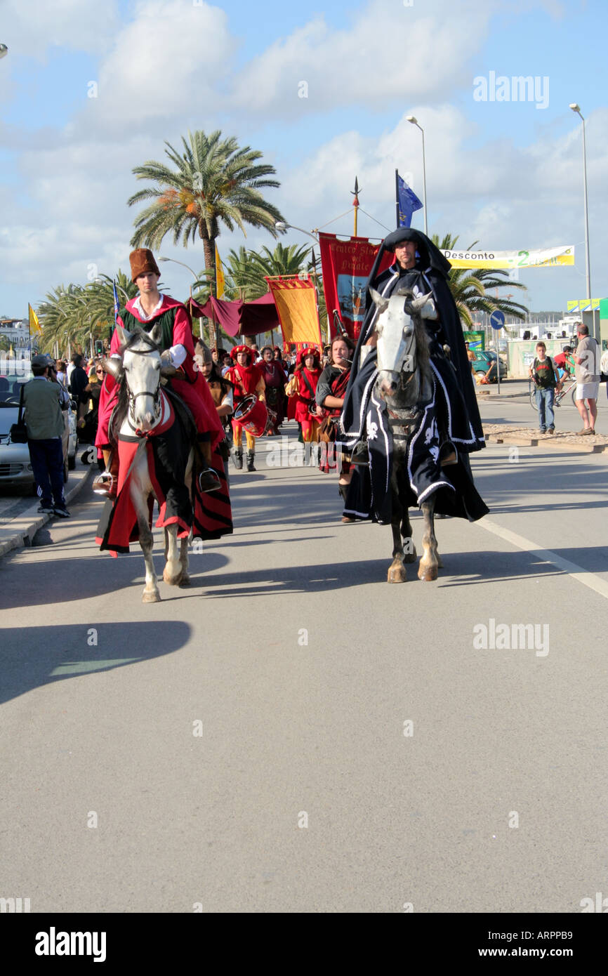 Cavallo lusitano piloti portando la storica Parade Festival dos Descobrimentos Lagos Algarve Portogallo Foto Stock