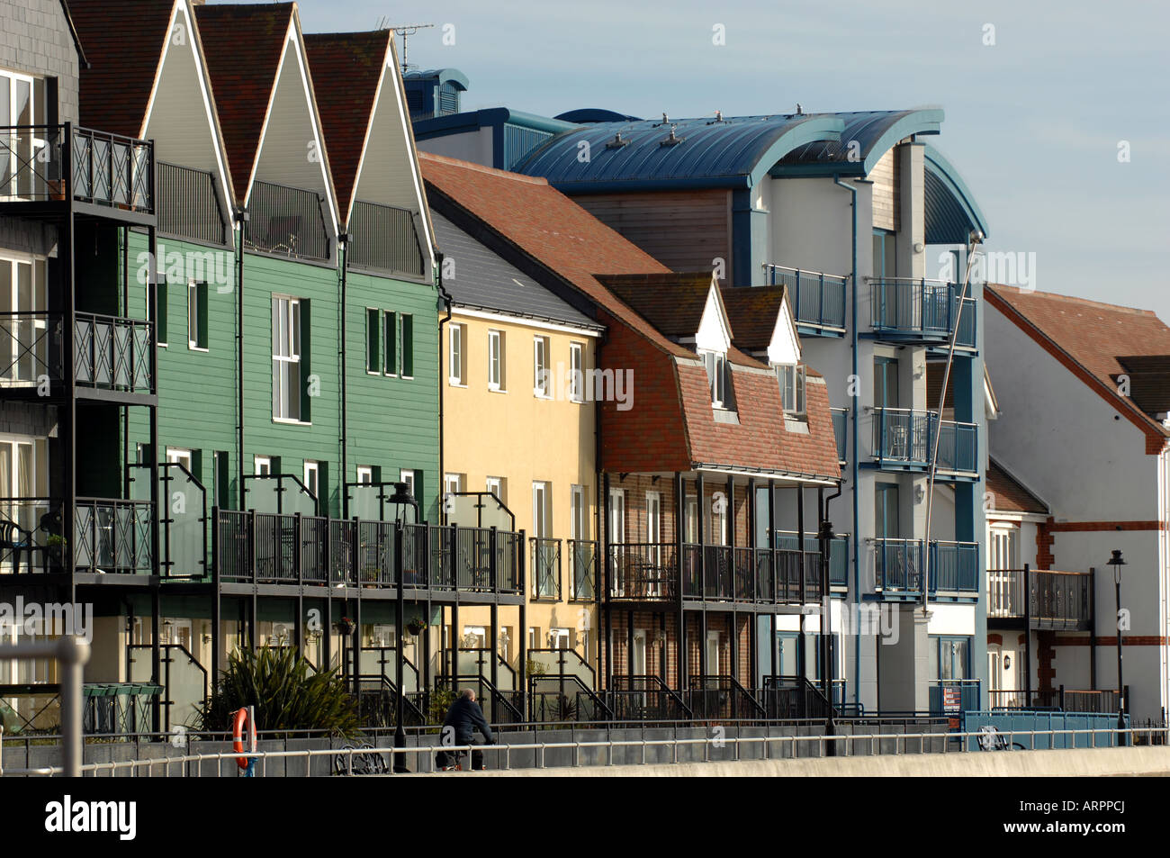 Diversi appartamenti colorati lungo il fiume Arun in Littlehampton REGNO UNITO Foto Stock