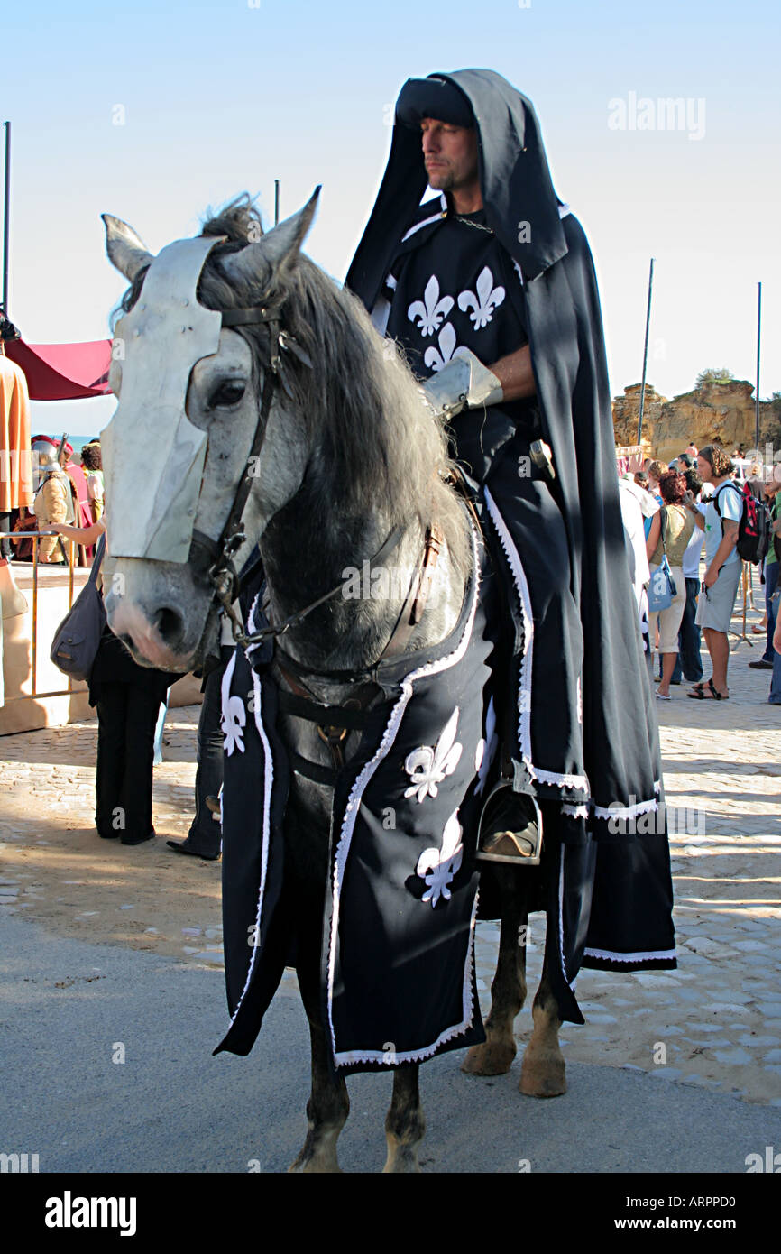 Medieval Knight Rider e cavallo lusitano al Corteo Storico Festival dos Descobrimentos Lagos Algarve Portogallo Foto Stock