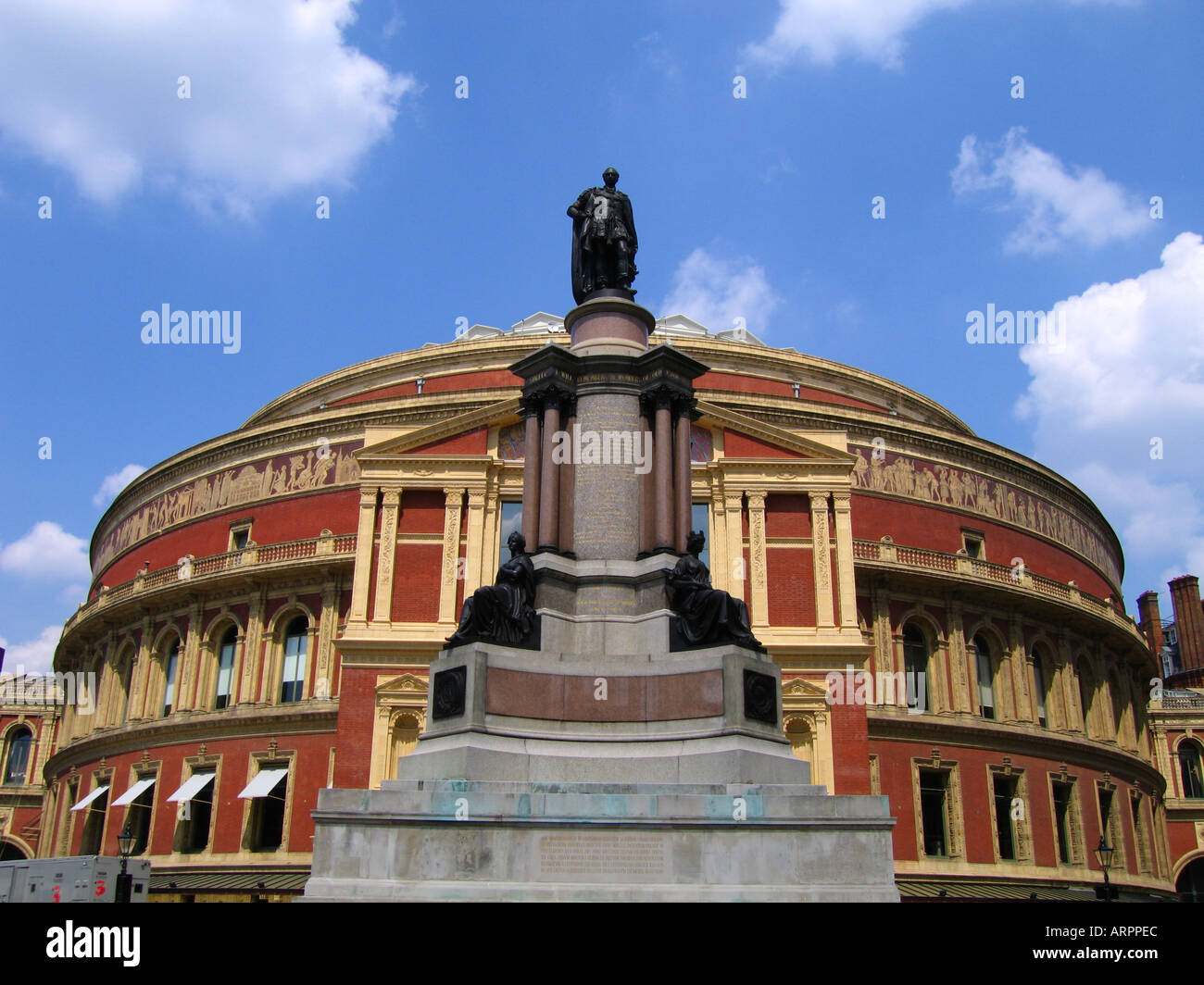 Royal Albert Hall con la statua del Principe Alberto in primo piano Hyde Park City of Westminster Londra Inghilterra REGNO UNITO Foto Stock