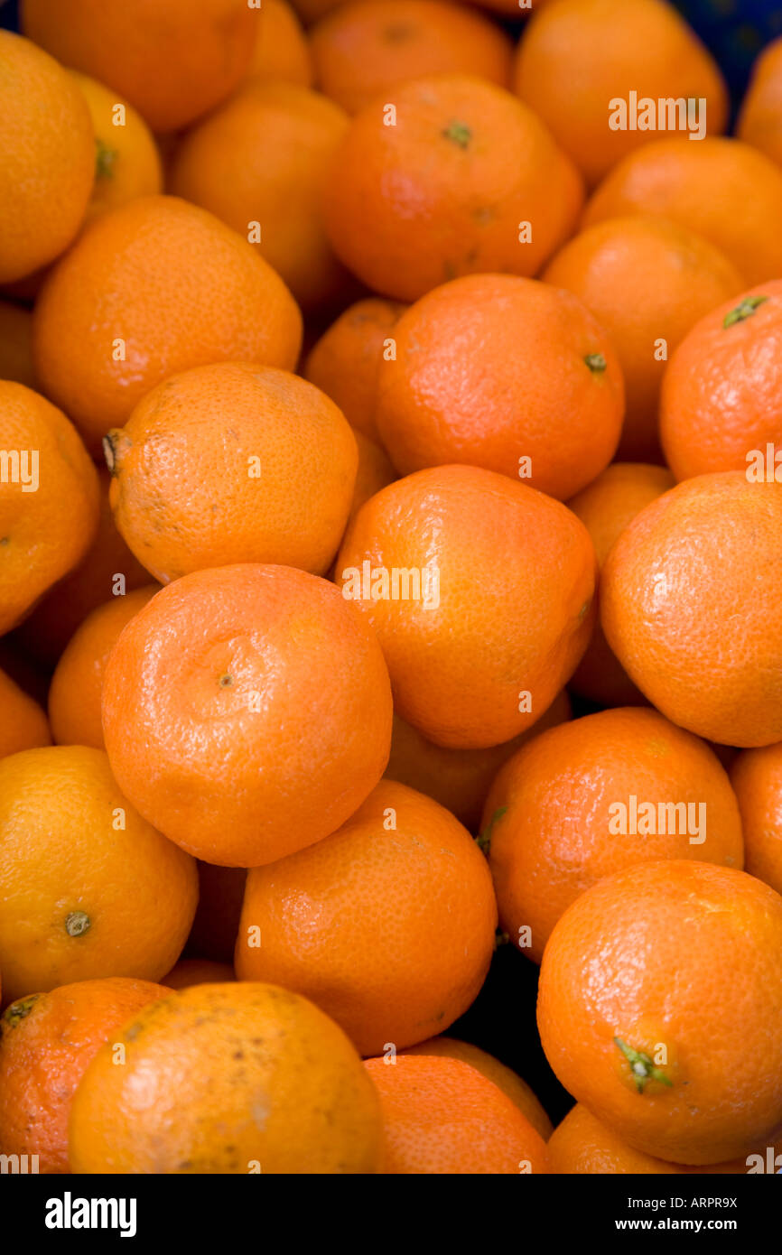 Le arance per la vendita su un mercato in stallo. Mercato di Stockport, Stockport, Greater Manchester, Regno Unito. Foto Stock
