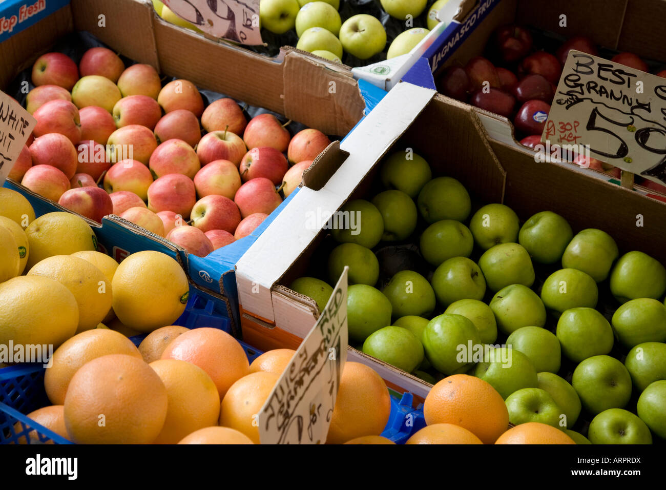 Frutto per la vendita su un mercato in stallo. Mercato di Stockport, Stockport, Greater Manchester, Regno Unito. Foto Stock