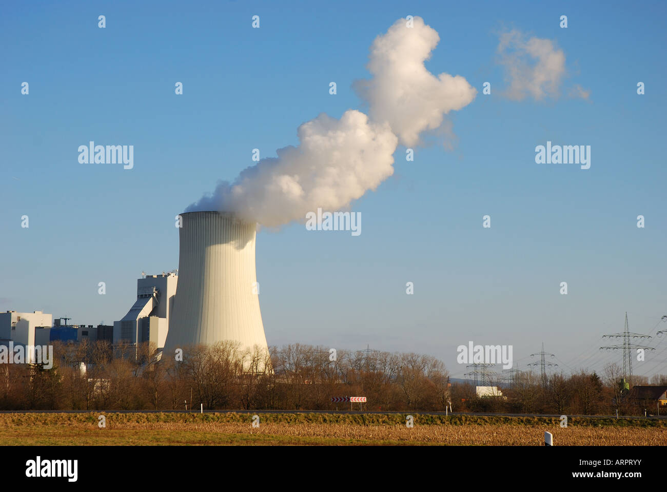 Torre di raffreddamento di una centrale nucleare Foto Stock