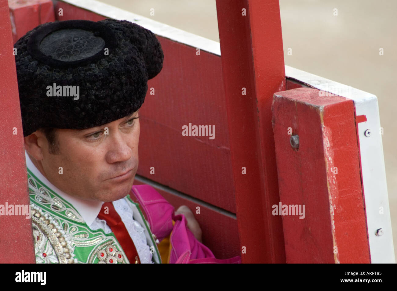Close up torero dietro la barriera di sicurezza a Les Arenes Nimes Francia Europa Foto Stock