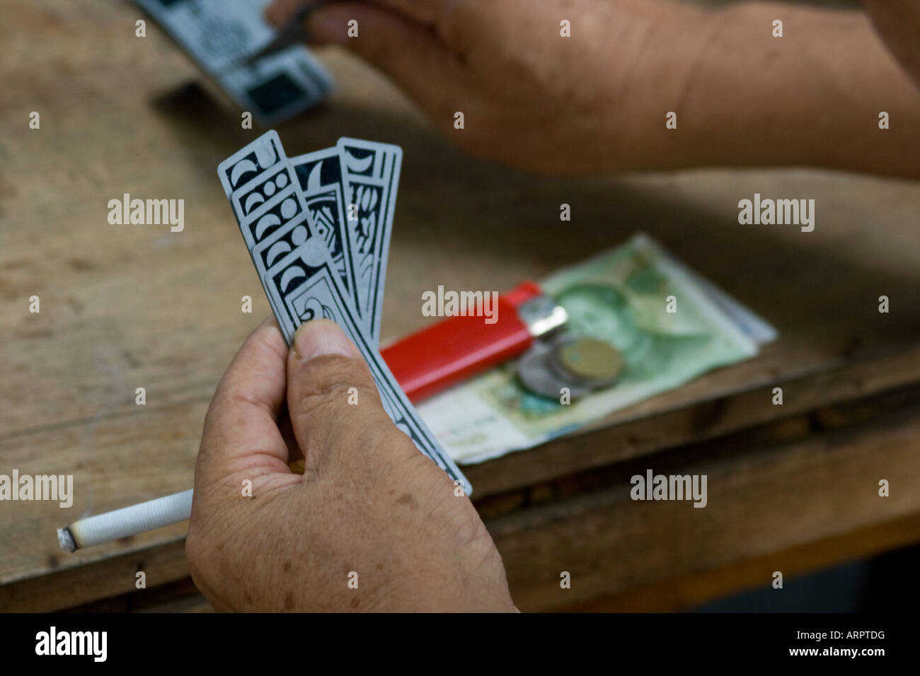 Anziani la popolazione cinese la riproduzione di giochi di carte nel Parco Jiujang provincia di Jiangxi Cina Foto Stock