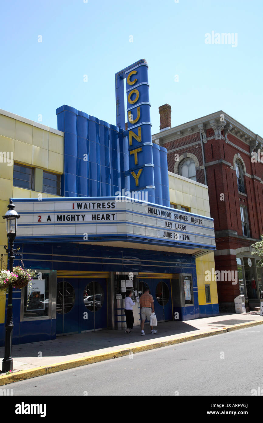 Vecchia cittadina movie theater fronteggiata da tettoia tradizionale tutte in stile art deco. Foto Stock