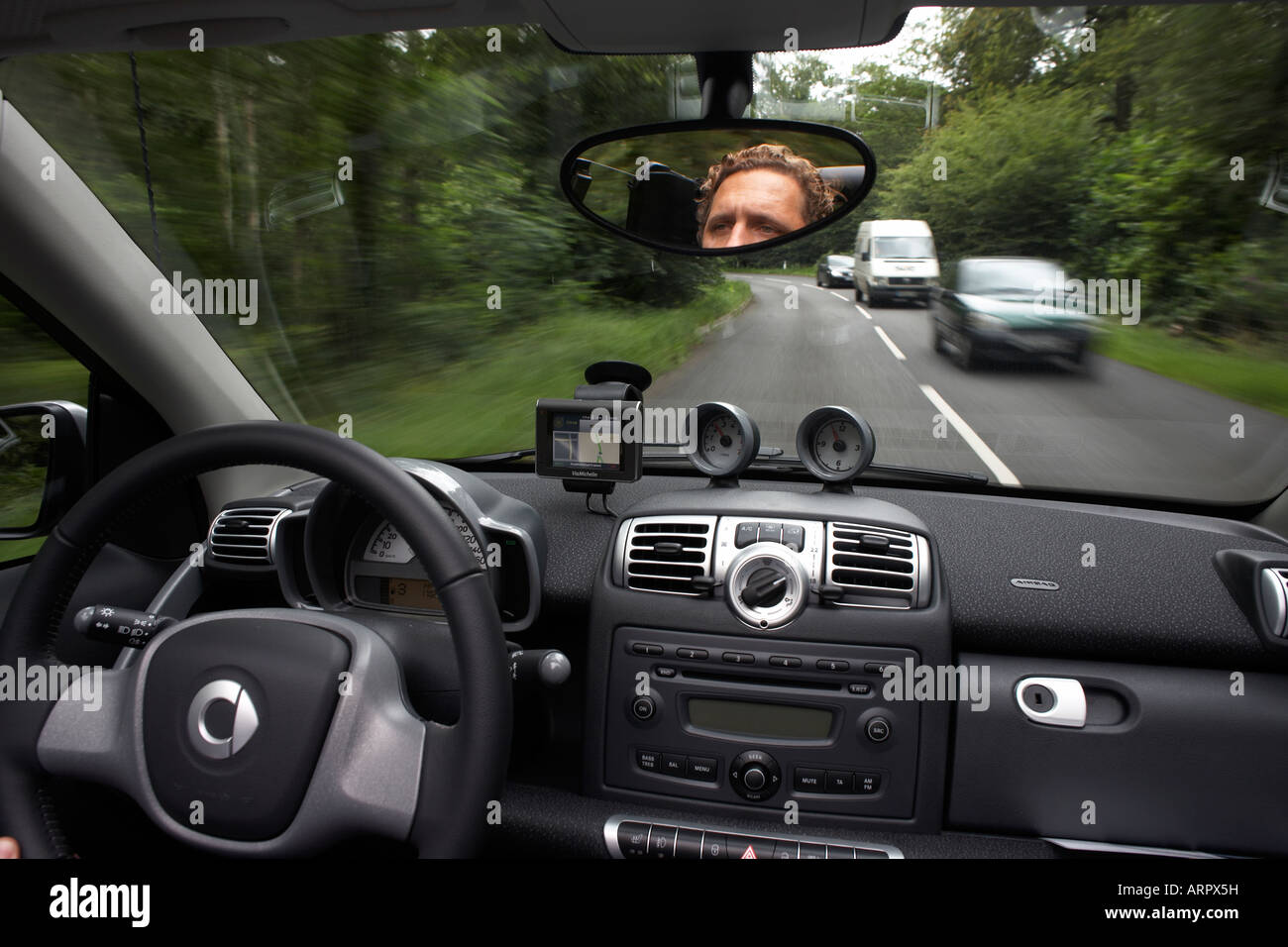 Alla guida di una nuova generazione MHD Micro hybrid drive guida a sinistra di Smart Car prodotta da Daimler Chrysler su una strada del Regno Unito Foto Stock