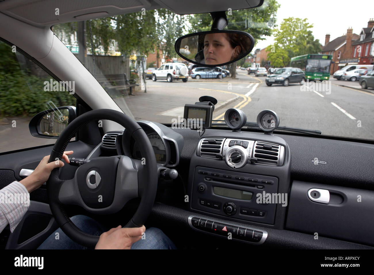 Alla guida di una nuova generazione MHD Micro hybrid drive guida a sinistra di Smart Car prodotta da Daimler Chrysler su una strada del Regno Unito Foto Stock