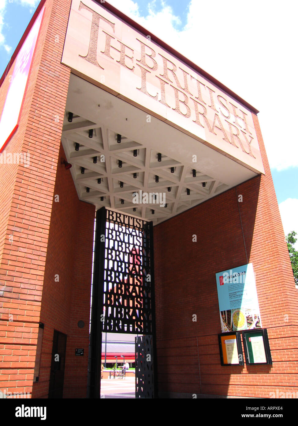 Ingresso alla British Library Euston Road Londra Londra Inghilterra Gran Bretagna Regno Unito Europa Foto Stock