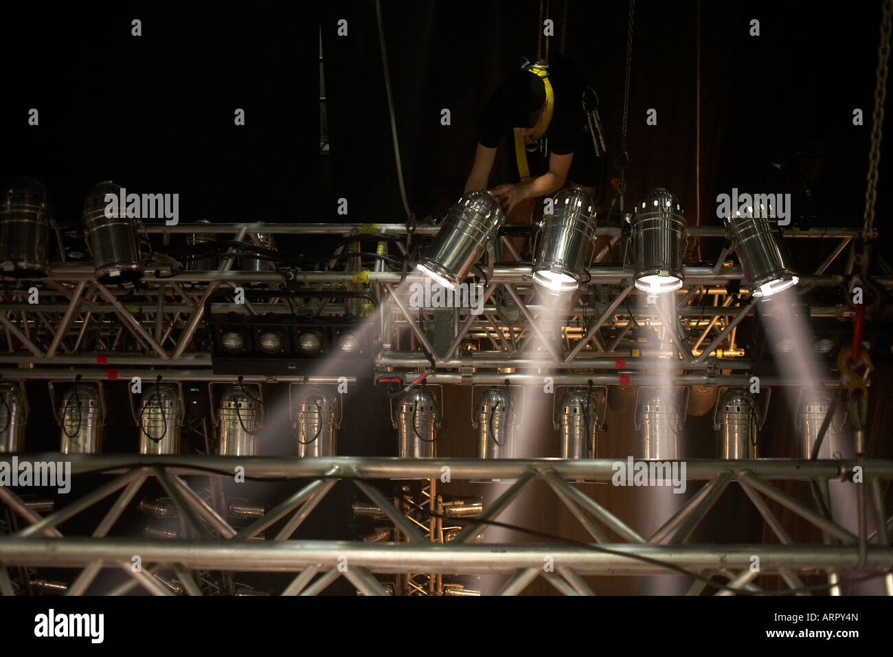 Fase di mano della rock band Status Quo regola le luci della lavagna luminosa alta sopra il palcoscenico durante il tour europeo di Lille in Francia Foto Stock