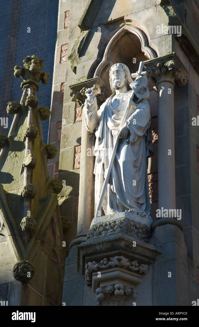 Cattedrale di dh INVERNESS INVERNESSSHIRE St Andrews torri della cattedrale Gesù statua Foto Stock