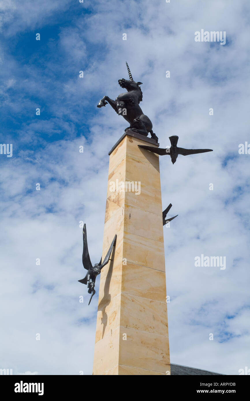 Dh Eastgate INVERNESS INVERNESSSHIRE Unicorn e Eagle statua Falcon square scozia arte scultura moderna Foto Stock