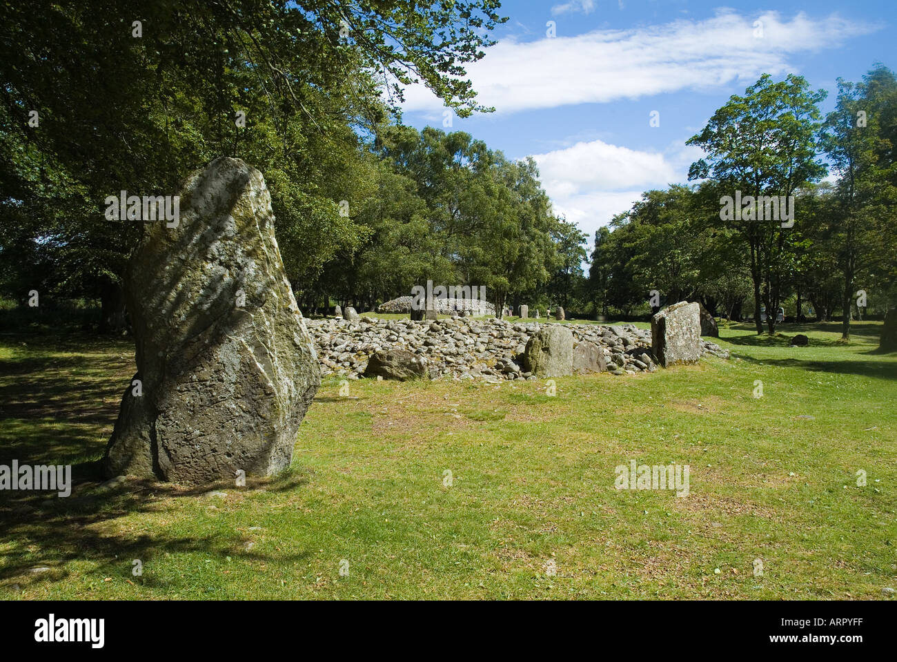 dh Balnuaran di Clava CLAVA INVERNESSSHIRE Bronzo età in piedi pietra in pietra calcinata tumulo tumulo cairn cimitero cerchio cairns Foto Stock