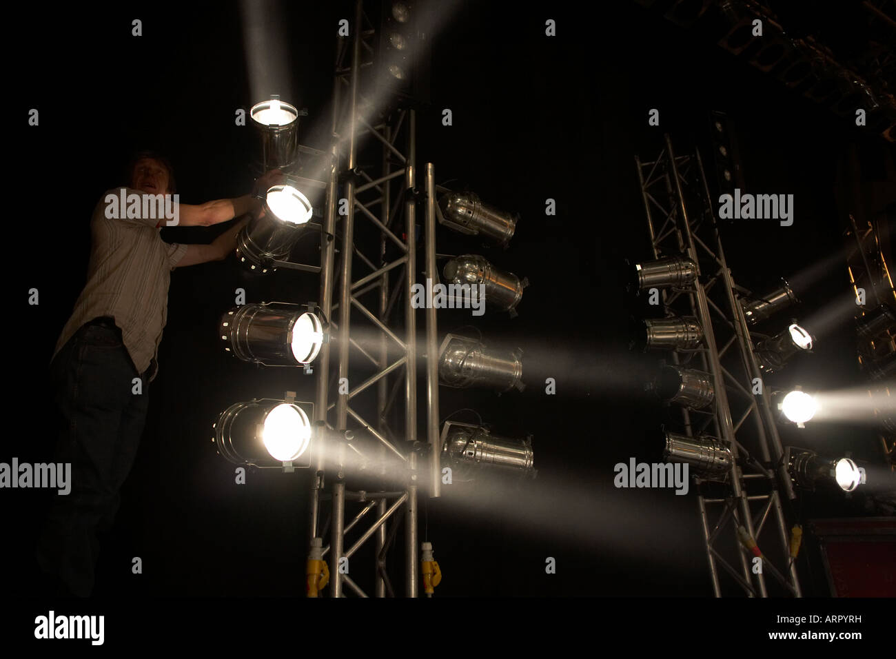 Fase di mano della rock band Status Quo regola le luci della lavagna luminosa alta sopra il palcoscenico durante il tour europeo a Lille Francia Foto Stock
