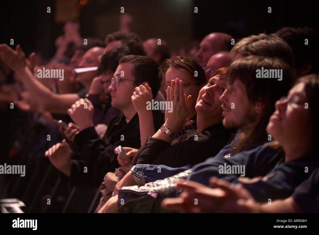 Francese e britannica fila anteriore pubblico i fan di rock band Status Quo ascoltare durante il tour europeo concerto presso l'Aeronef a Lille Francia Foto Stock