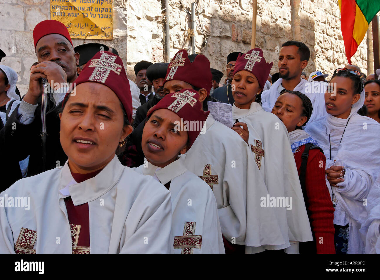 Israele Gerusalemme vecchia città ortodossa etiope di pellegrini presso la processione del Venerdì Santo a la Via Dolorosa la Pasqua Foto Stock
