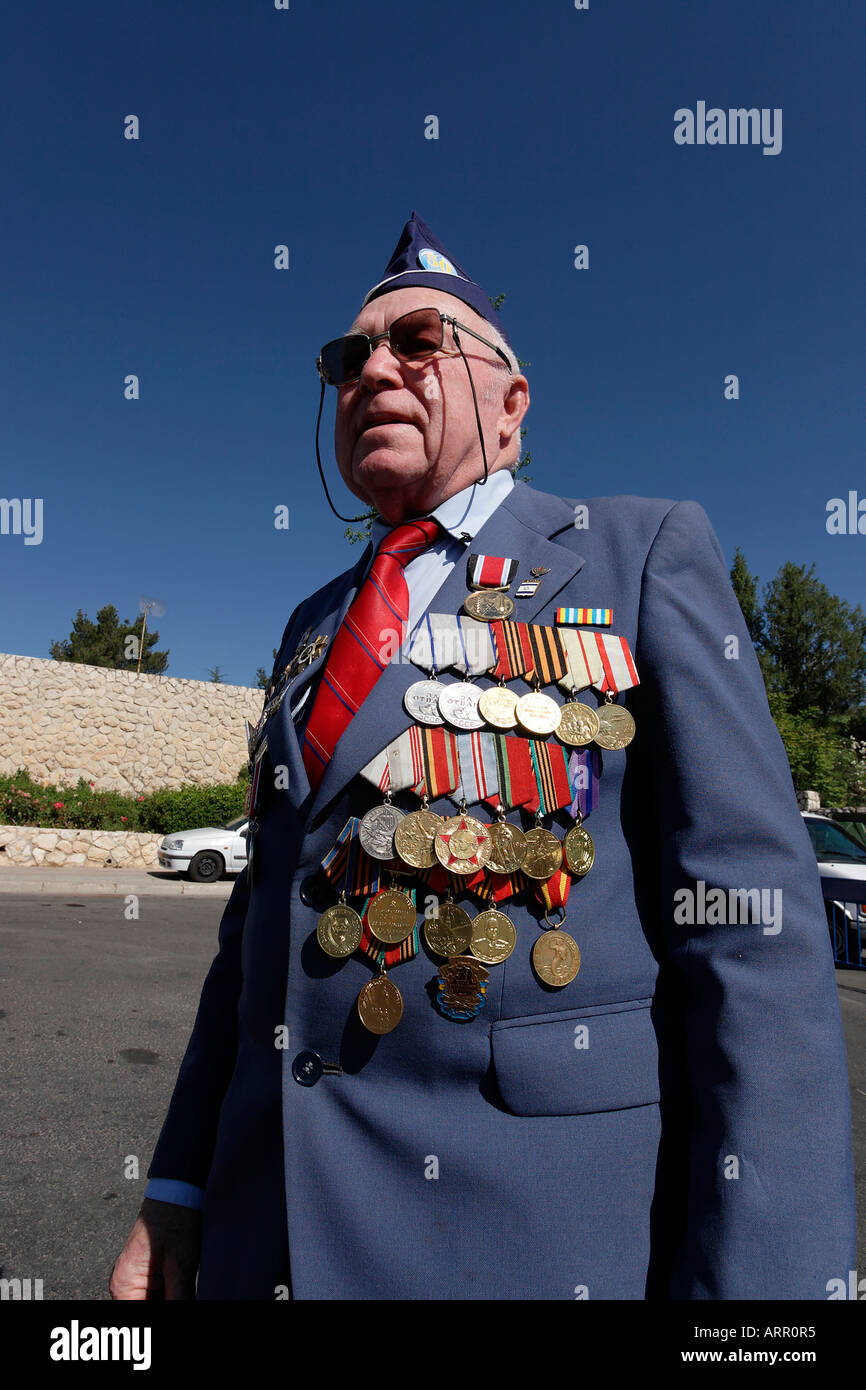 Israele a Gerusalemme un esercito rosso Seconda Guerra Mondiale veterano sul Holocaust Memorial Day a Yad Vashem Foto Stock