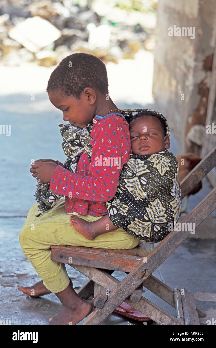 AFRICA KENYA KALIFI molto giovane ragazza keniota con il suo bambino fratello sulla schiena in una imbracatura realizzato in panno kanga Foto Stock