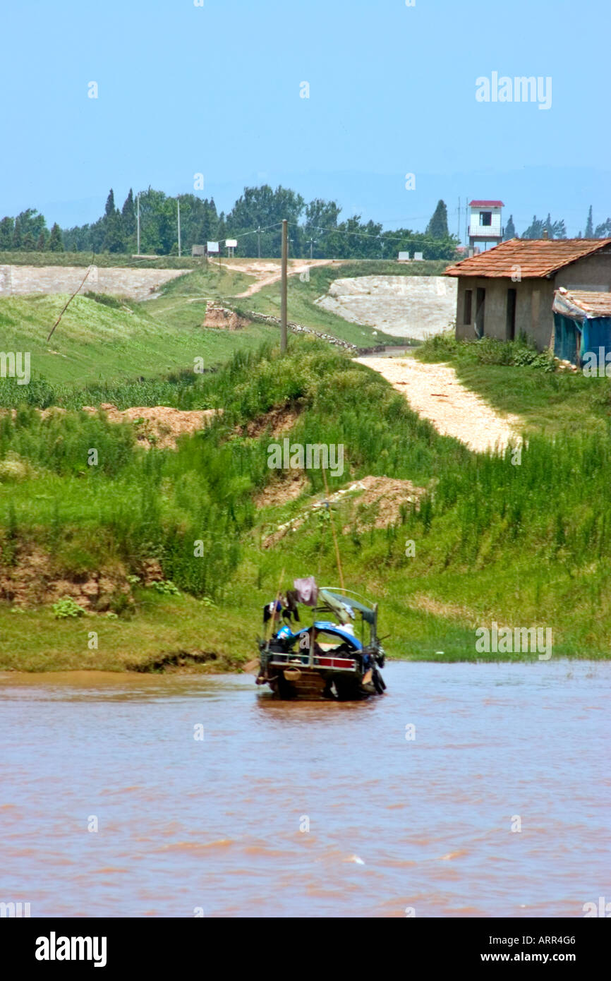Piccola barca da pesca ormeggiate sul Yangzi a monte di Wuhan Foto Stock