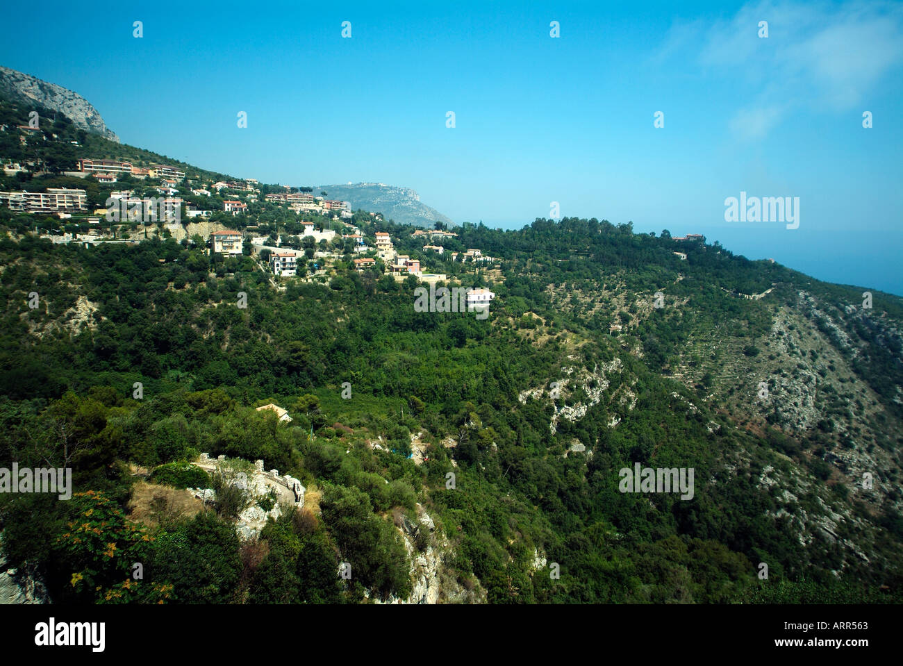 Vista sul villaggio di La Turbie dal villaggio di Eze Foto Stock