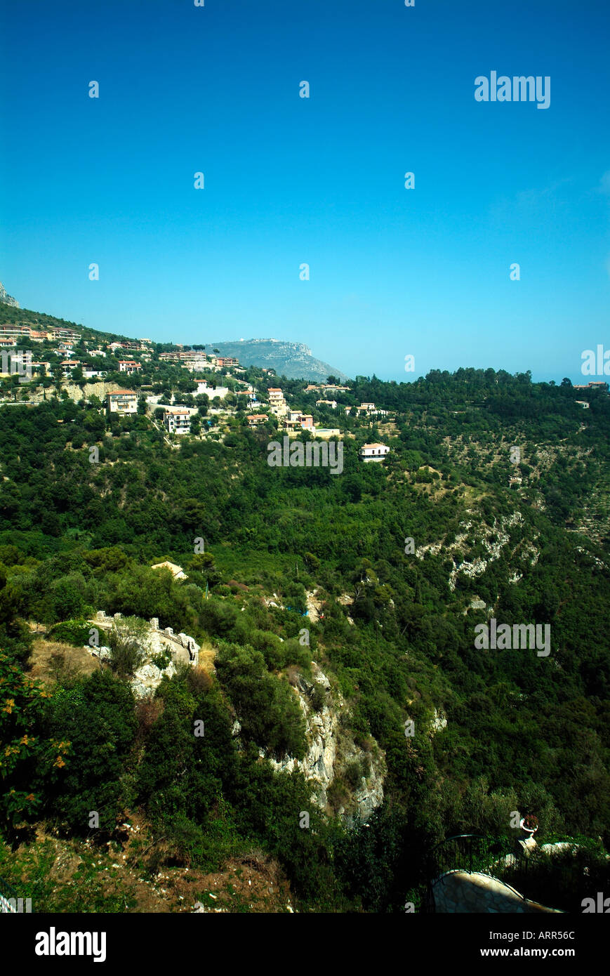 Vista sul villaggio di La Turbie dal villaggio di Eze Foto Stock