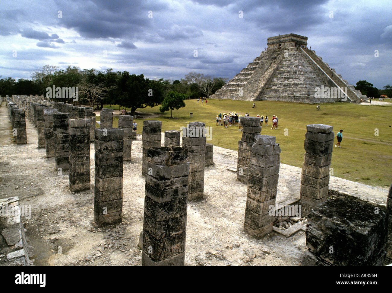 Messico Chichen Itza uno dei più noti siti con ben conservato e edifici restaurati la famosa vista del Castillo Foto Stock