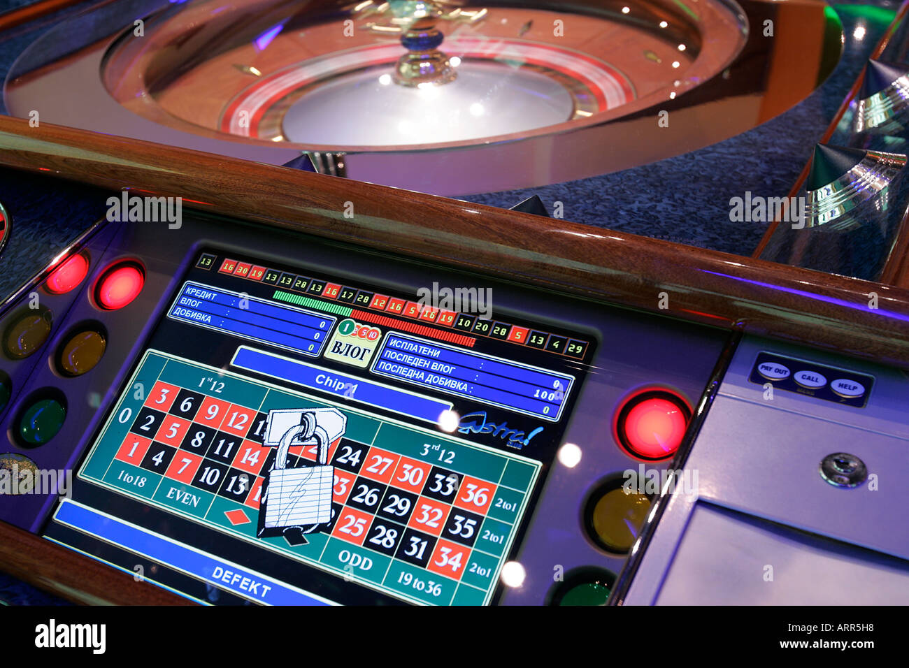 Casino roulette serratura casa di gioco d'azzardo club puzzle pegno ruota casinò dipendenza denaro facile dollar pound donna femmina Foto Stock