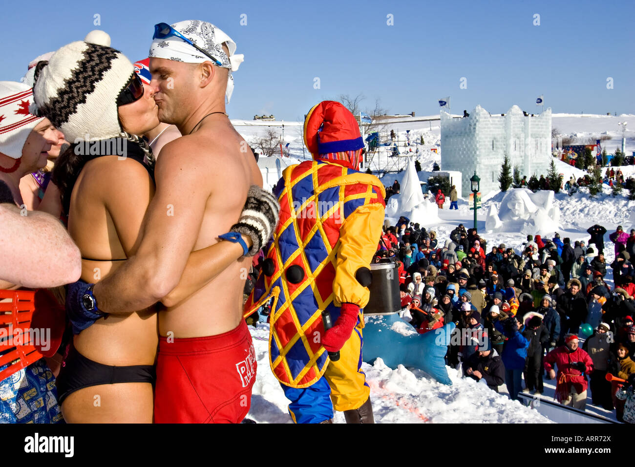 Un paio di baci durante l'annuale della neve un bagno di evidenziare del Quebec Winter Carnival Foto Stock