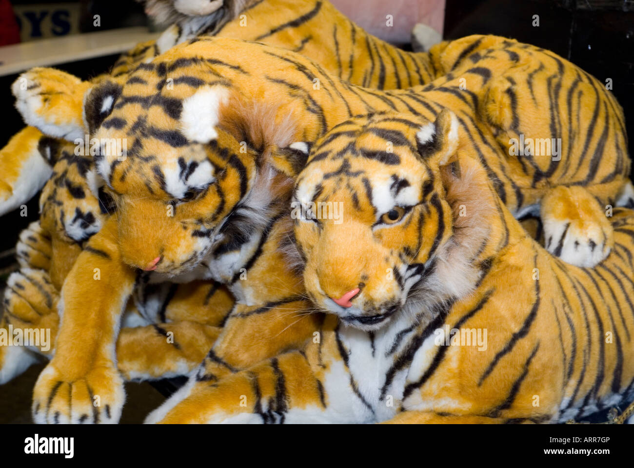 Giocattolo imbottito tigri animali in una fiera del divertimento Foto Stock