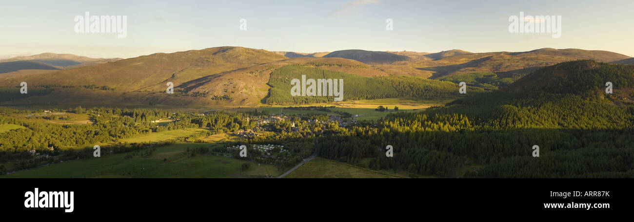 Braemar Village e il Cairngorms Foto Stock