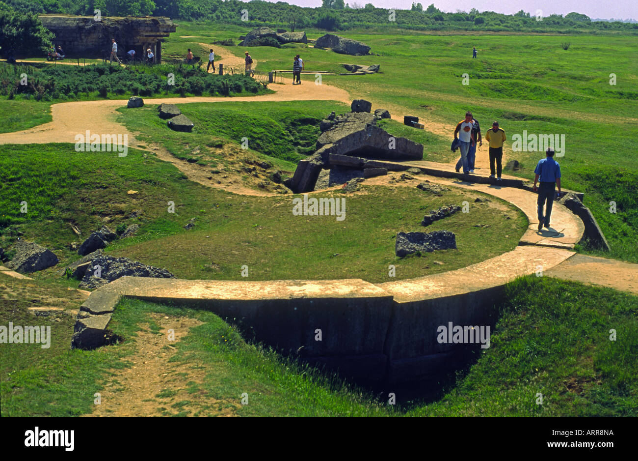 I turisti visualizzazione Coastral Bunker di difesa e Moonscape Pointe du Hoc Normandia Francia Foto Stock